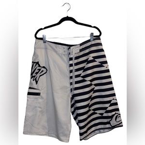 QUIKSILVER BLACK AND WHITE SWIM TRUNKS SIZE 34
